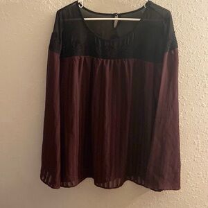 Women’s size 1 torrid eggplant and black pleated top p6